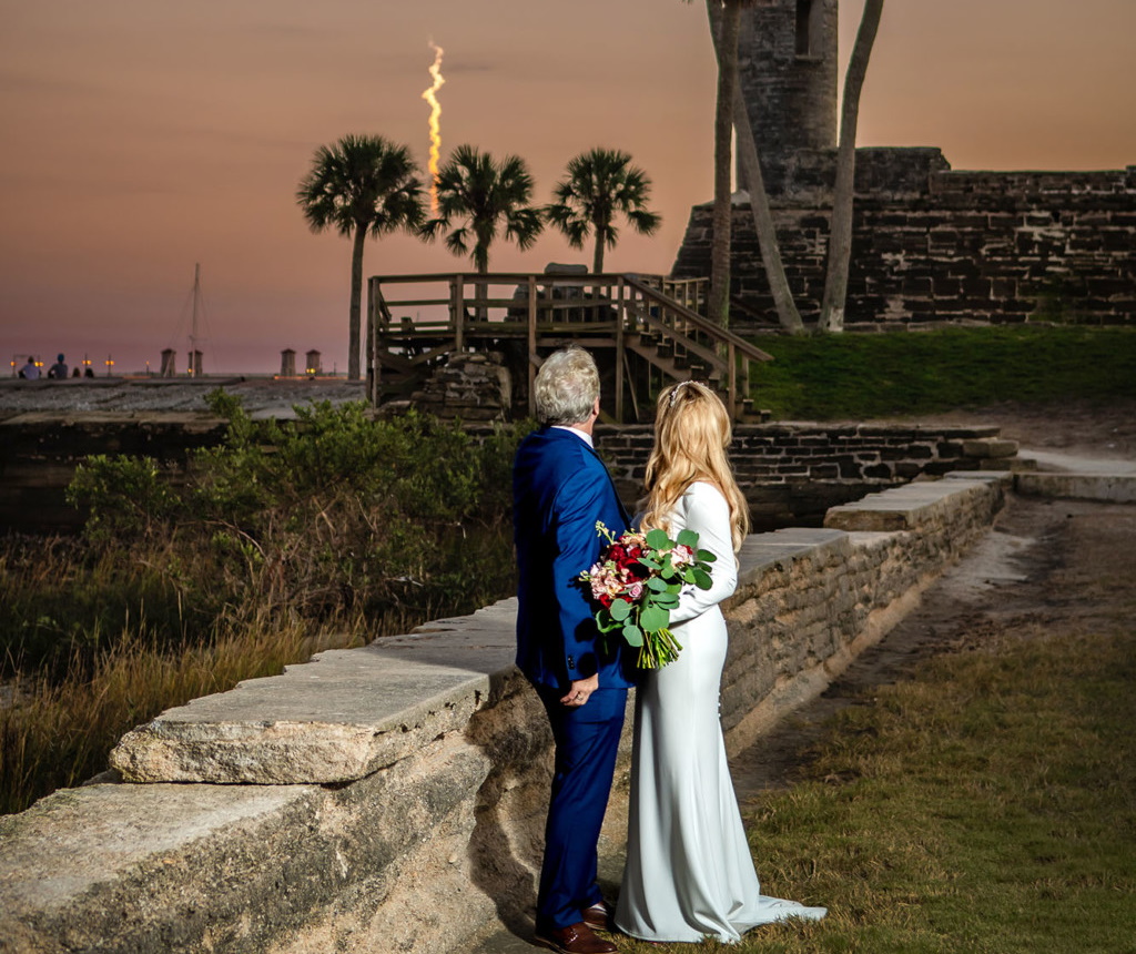 The wedding couple took a photo against the background of the launch of the SpaceX rocket