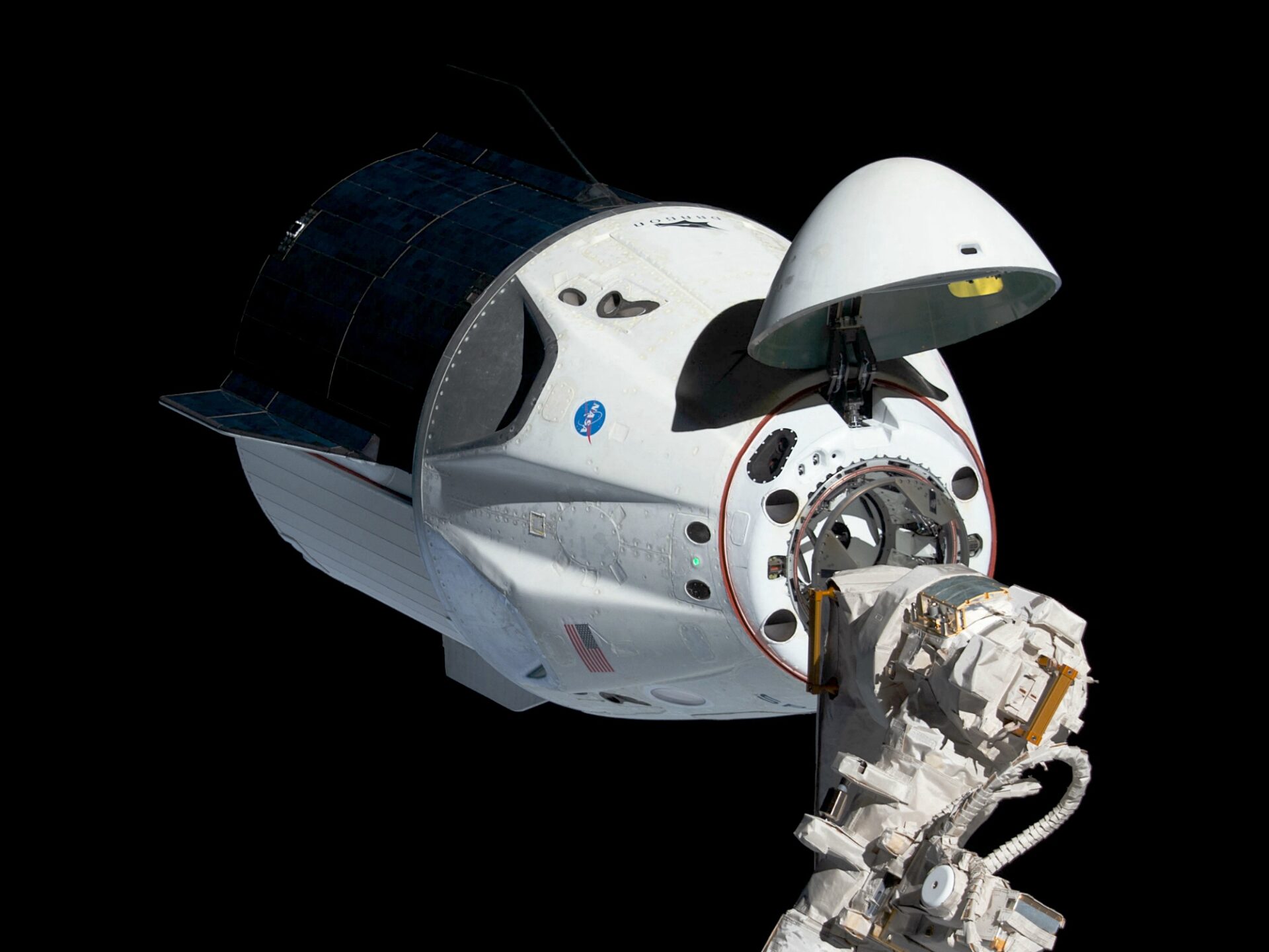 Космический корабль SpaceX Dragon возле МКС
