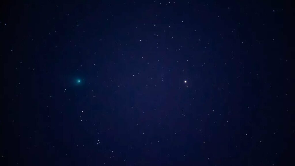 Комета ZTF на ночном небе