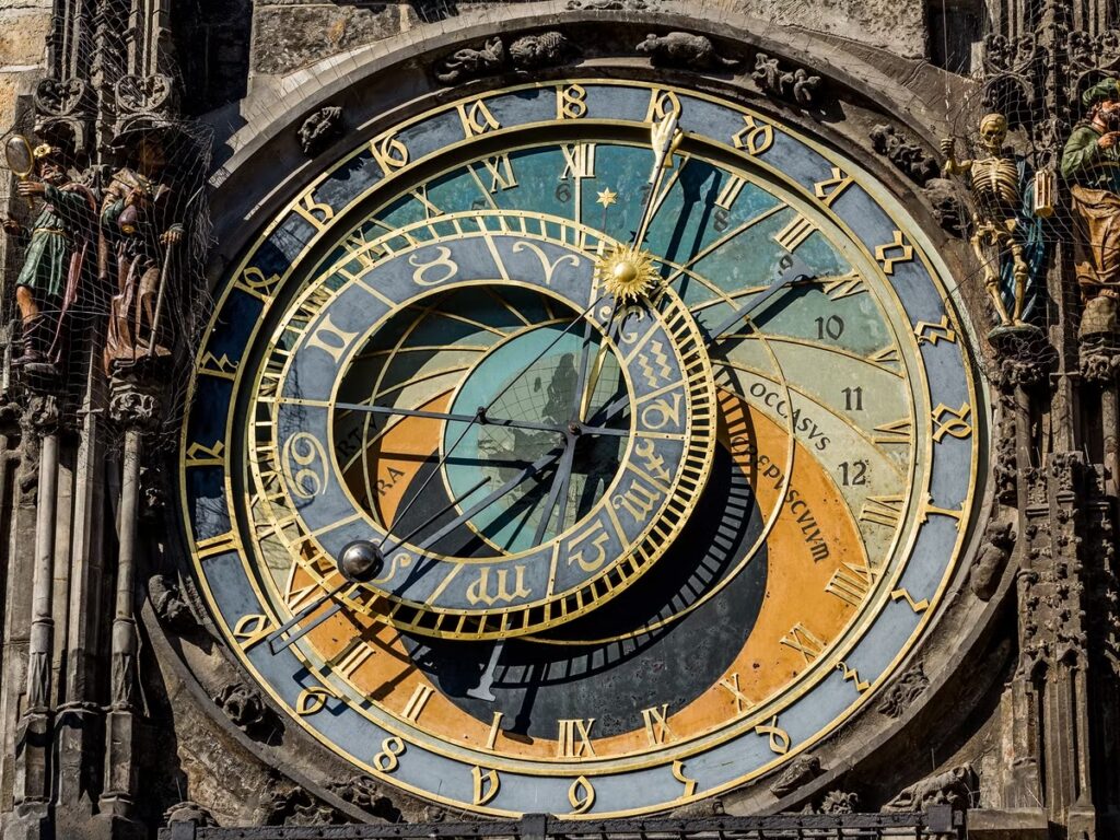 Годинник у Празі показує не лише час доби, але і пору року