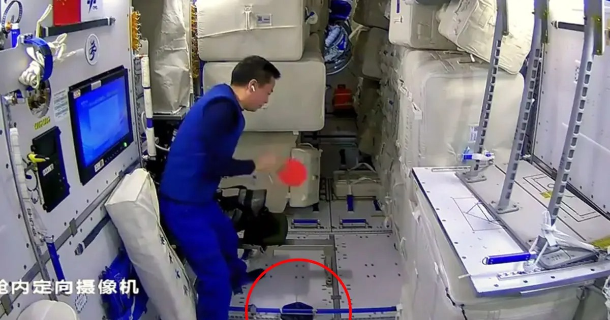 мяч прикреплен к стенке космической станции.