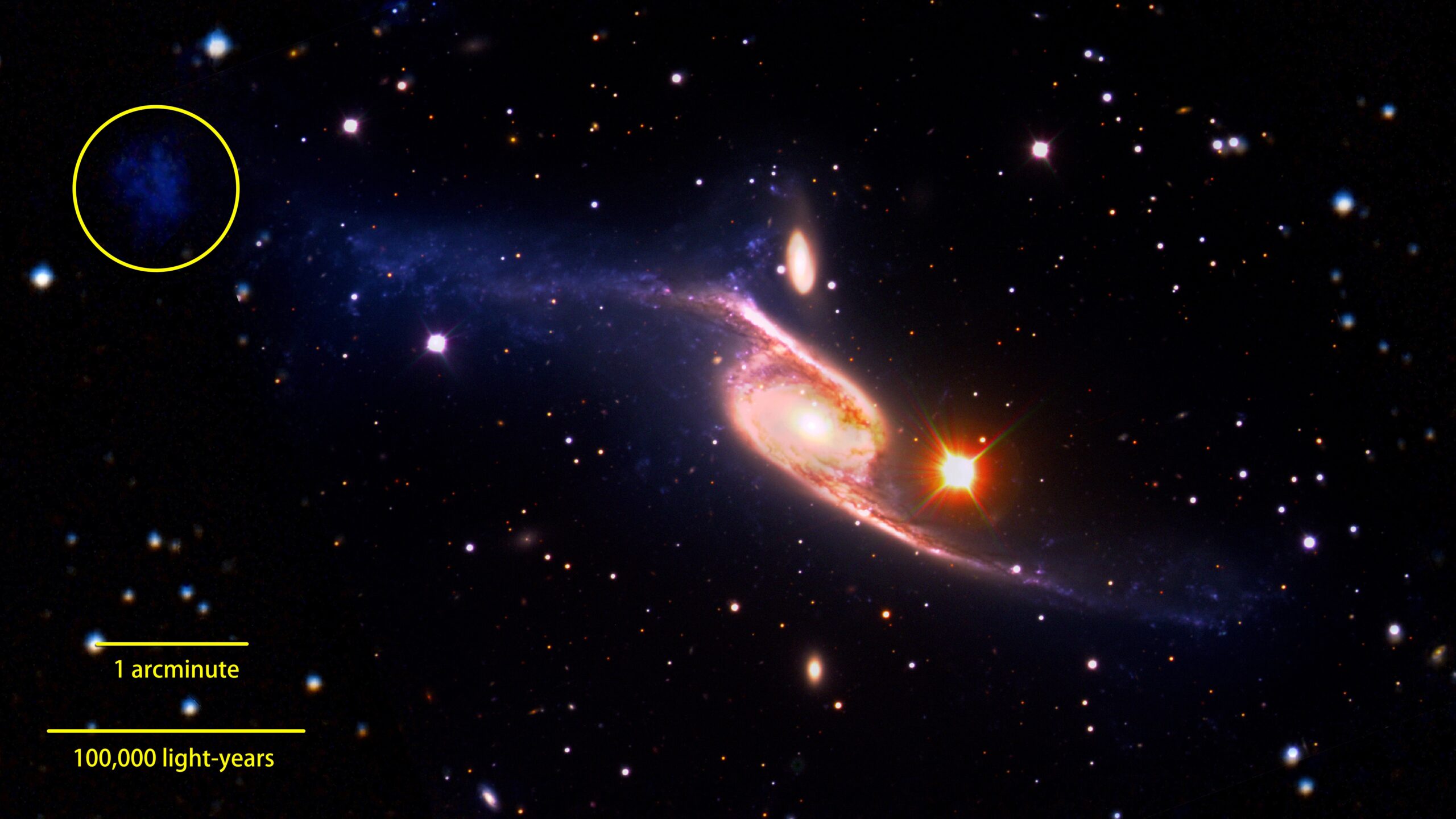 Кандидата у карликову галактику, про яку раніше не підозрювали (обведено), видно лише в ультрафіолеті
