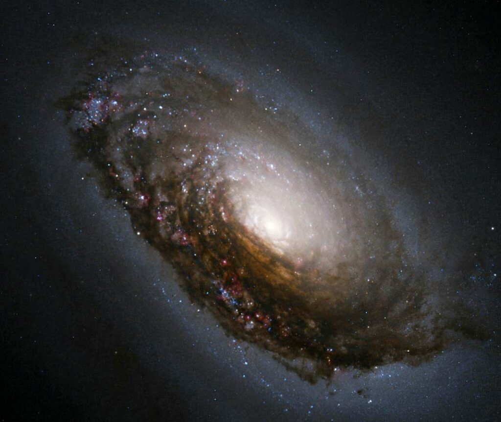 Галактика, покрытая пылью