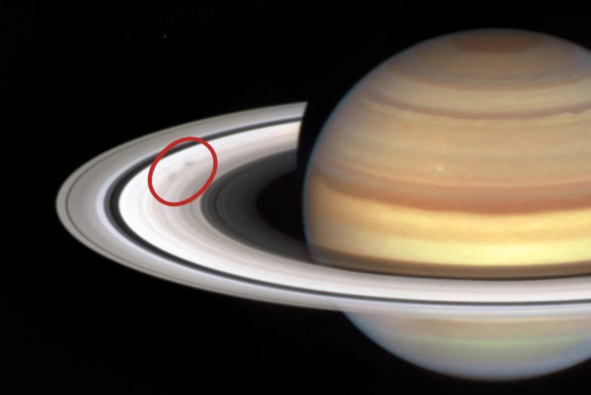 Планета Сатурн из космоса