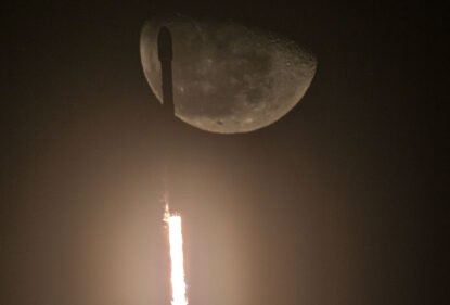 Falcon 9 на фоне Луны