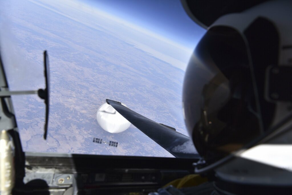 Aerial duel of the U-2 aircraft with a Chinese spy balloon is caught in the photo