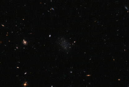 Hubble зазнімкував приховану галактику