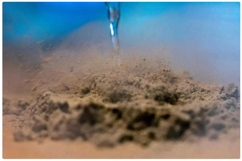 Визуальное изображение спрея жидкого азота, сдувающего имитацию лунной пыли