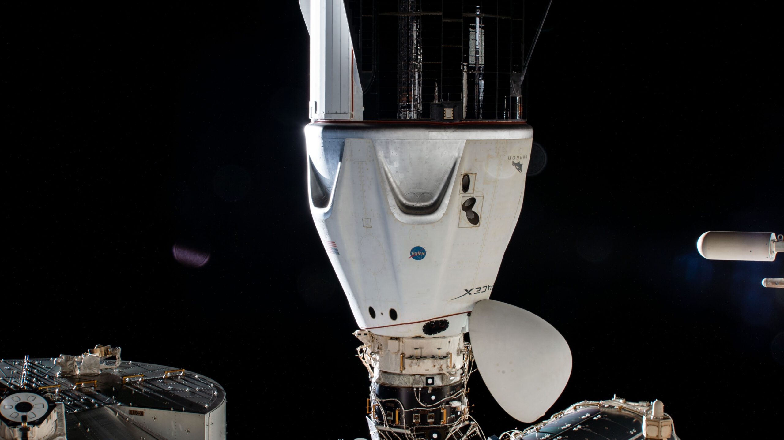 SpaceX Crew Dragon, состыкованный с МКС