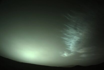 Вечірні сріблясті хмари над Марсом