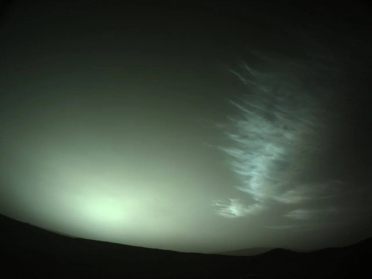 Вечерние серебристые облака над Марсом