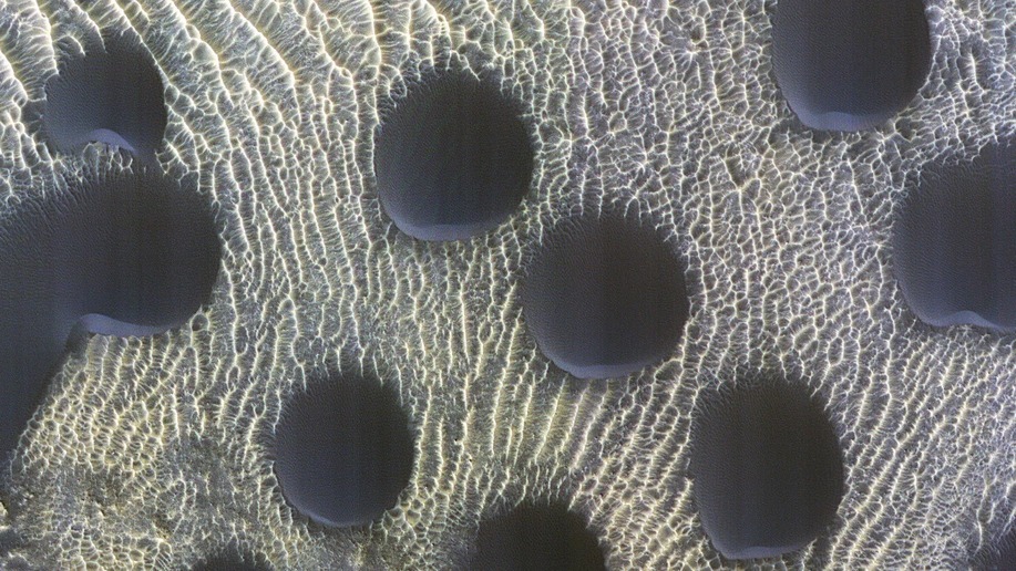 “Fashion for polka dots”: Interesting find of the MRO spacecraft on Mars