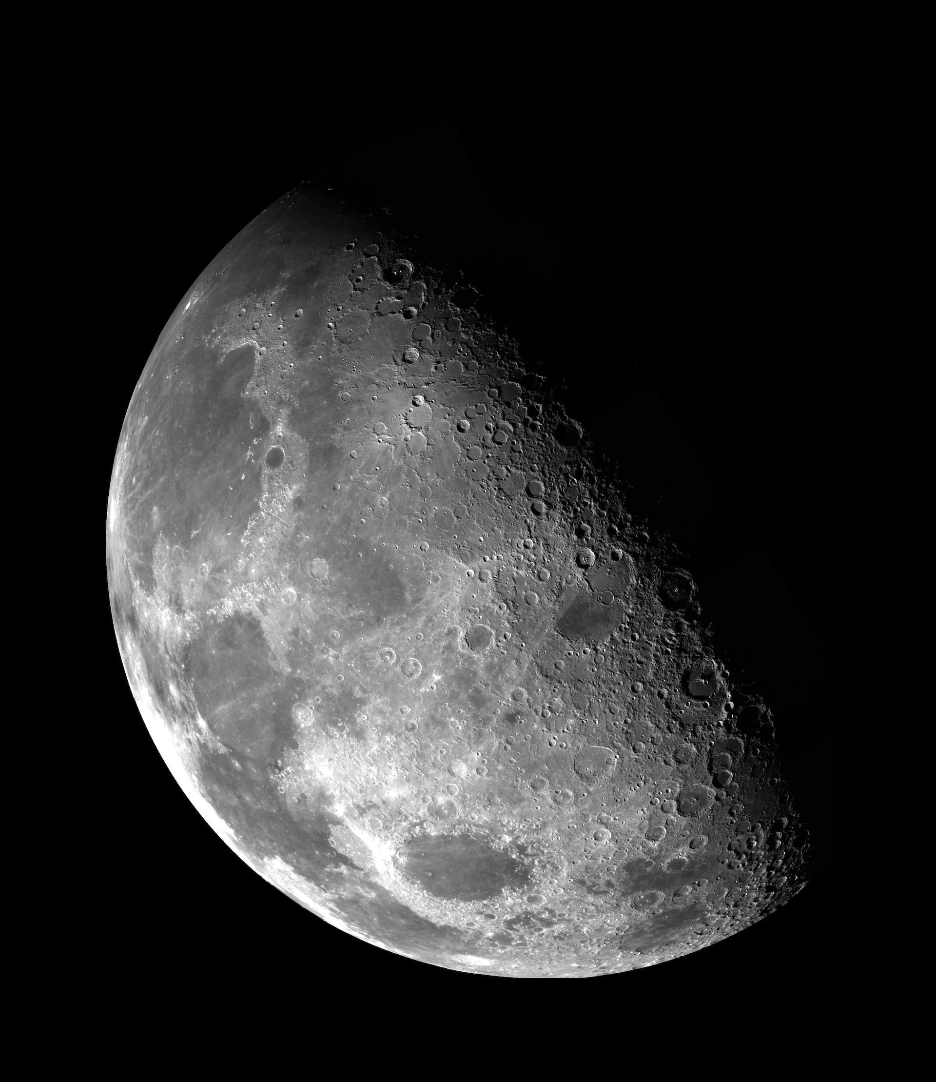 Исследователи заявили о возможных 297,6 миллиарда тонн воды, скрытых на Луне