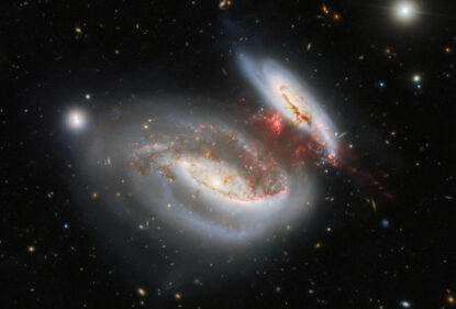 «Ирисовые» галактики образовали мост из звездообразующего материала