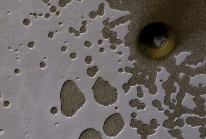 Камера HiRISE на аппарате NASA Mars Reconnaissance Orbiter зафиксировала эту необычную яму на поверхности Марса