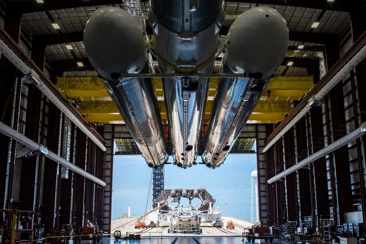 SpaceX shows impressive photos of Falcon Heavy before the sixth launch