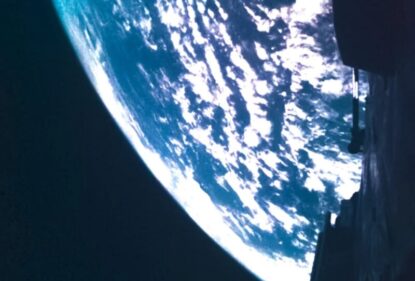 Селфі Juice на фоні Землі незабаром після запуску 14 квітня