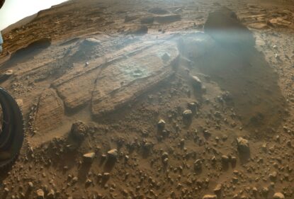 На цьому зображенні показано скелясте відслонення, після того, як марсохід NASA видобув керн породи та просверлив круглу ділянку