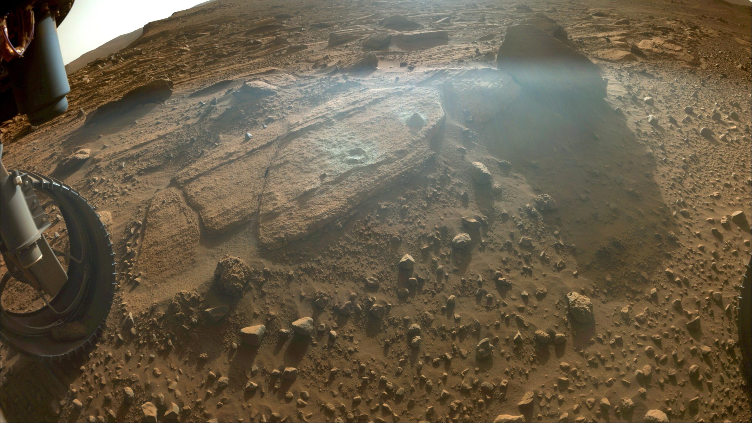На этом изображении показано скалистое обнажение, после того как марсоход NASA добыл керн породы и просверлил круглый участок