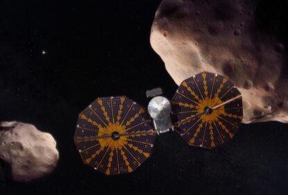 Бачення художника того як космічний апарат Lucy пролітає повз Троянські астероїди