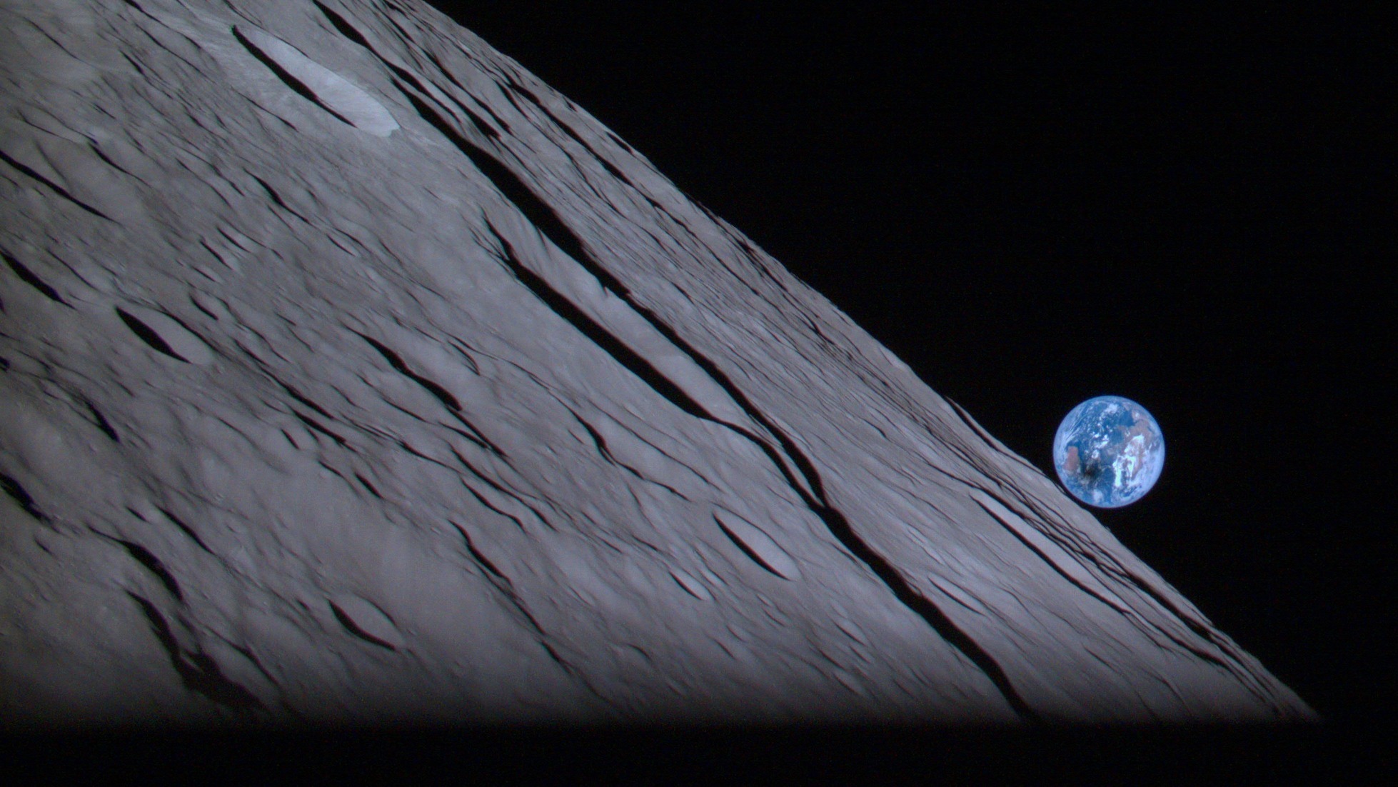 Лунная тень пляшет на поверхности Земли на потрясающем изображении, сделанном «Хакуто-R» с лунной орбиты