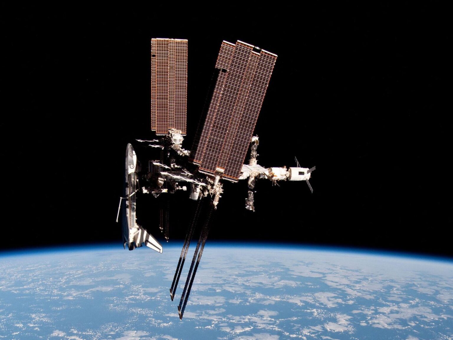 http://universemagazine.com/wp-content/uploads/2023/04/the_international_space_station_with_atv-2_and_endeavour_pillars.jpg