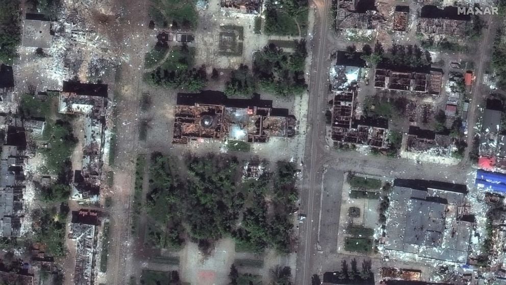 Разрушенный театр и магазины в Бахмуте, 15 мая 2023 года