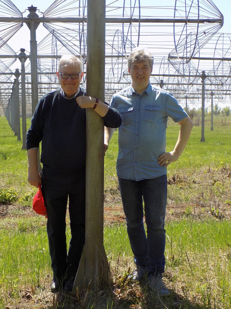 Вячеслав Захаренко и итальянский астрофизик Массимо Капачиолли рядом с УТР-2 в 2019 году