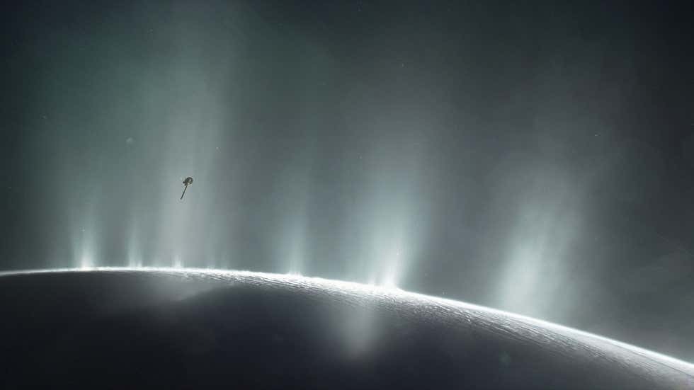 Ілюстрація космічного корабля NASA Cassini, який пірнає крізь шлейфи супутника Сатурна Енцелада