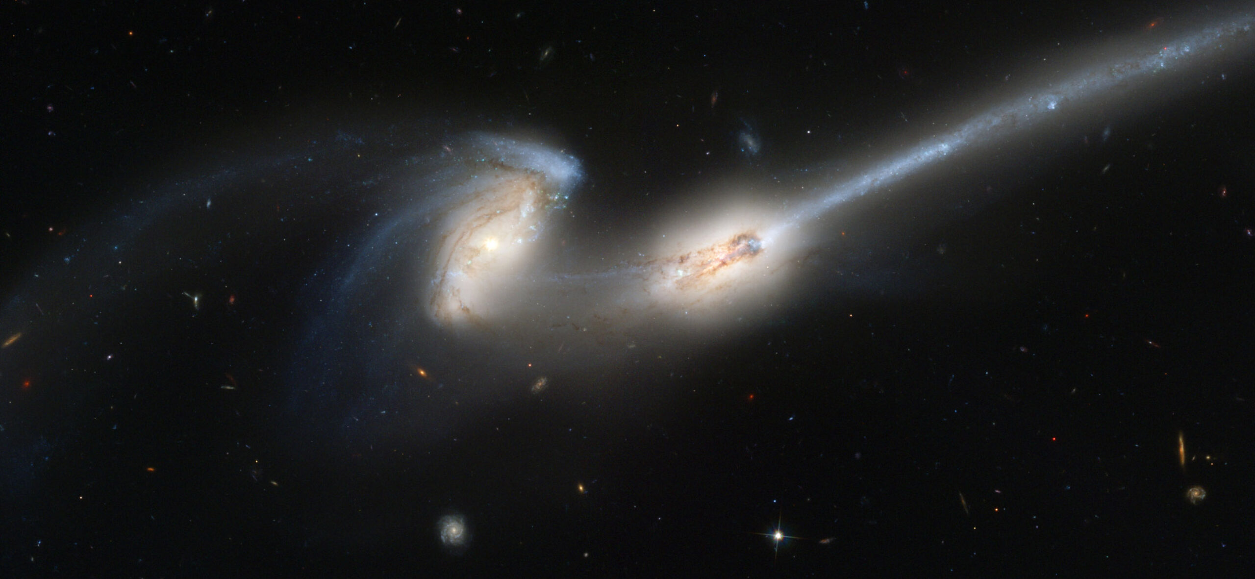 Three galaxies form a “kite”