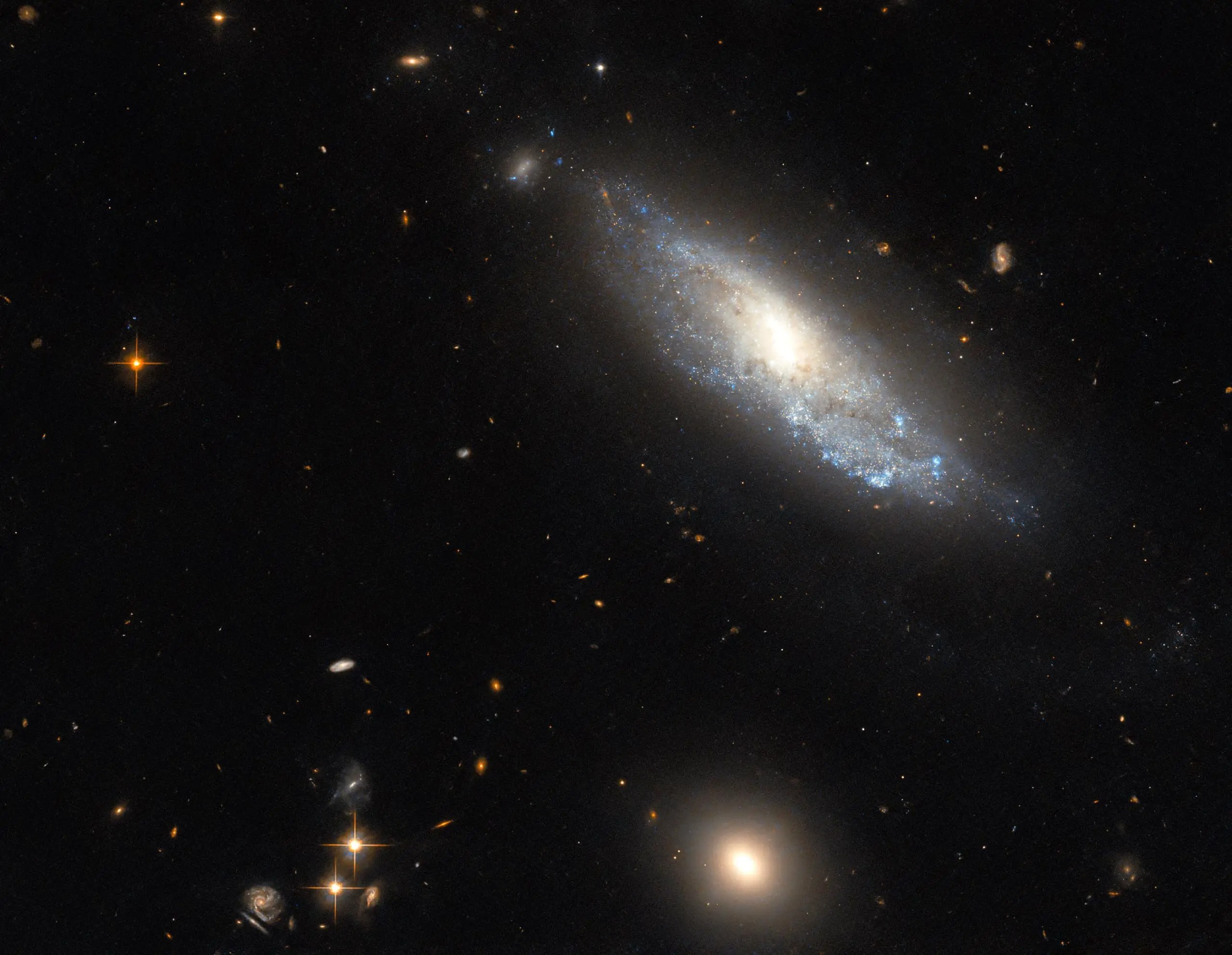 Космічний телескоп Hubble, досліджуючи походження наднових типу II, зробив це зображення спіральної галактики NGC 298