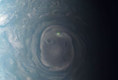 Космический аппарат NASA Juno снял этот вид на удар молнии в облака возле северного полюса Юпитера