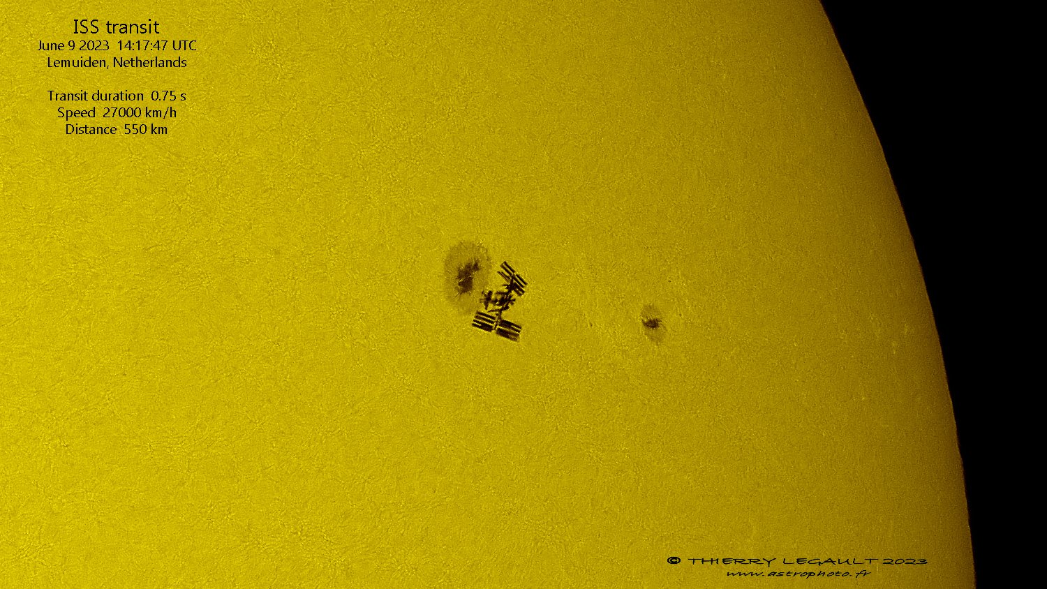 МКС пролітає на фоні Сонця та двох великих сонячних плям 9 червня 2023 року