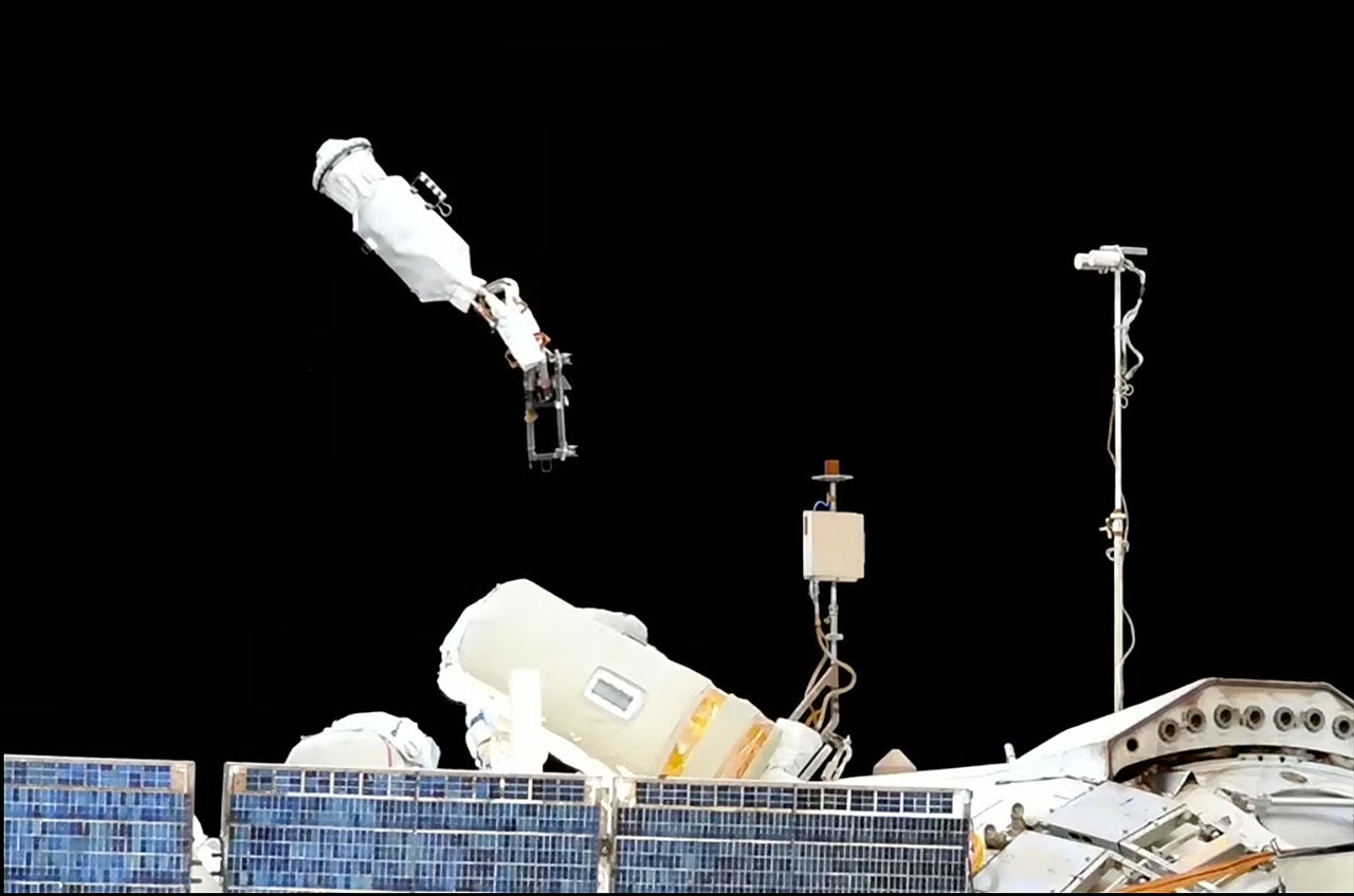 Устаревшее белое цилиндрическое коммуникационное устройство улетает от Международной космической станции
