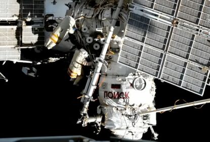 Російські космонавти Сергій Прокоп’єв та Дмитро Петелін за межами модуля «Поиск» Міжнародної космічної станції під час виходу у відкритий космос 22 червня 2023 року