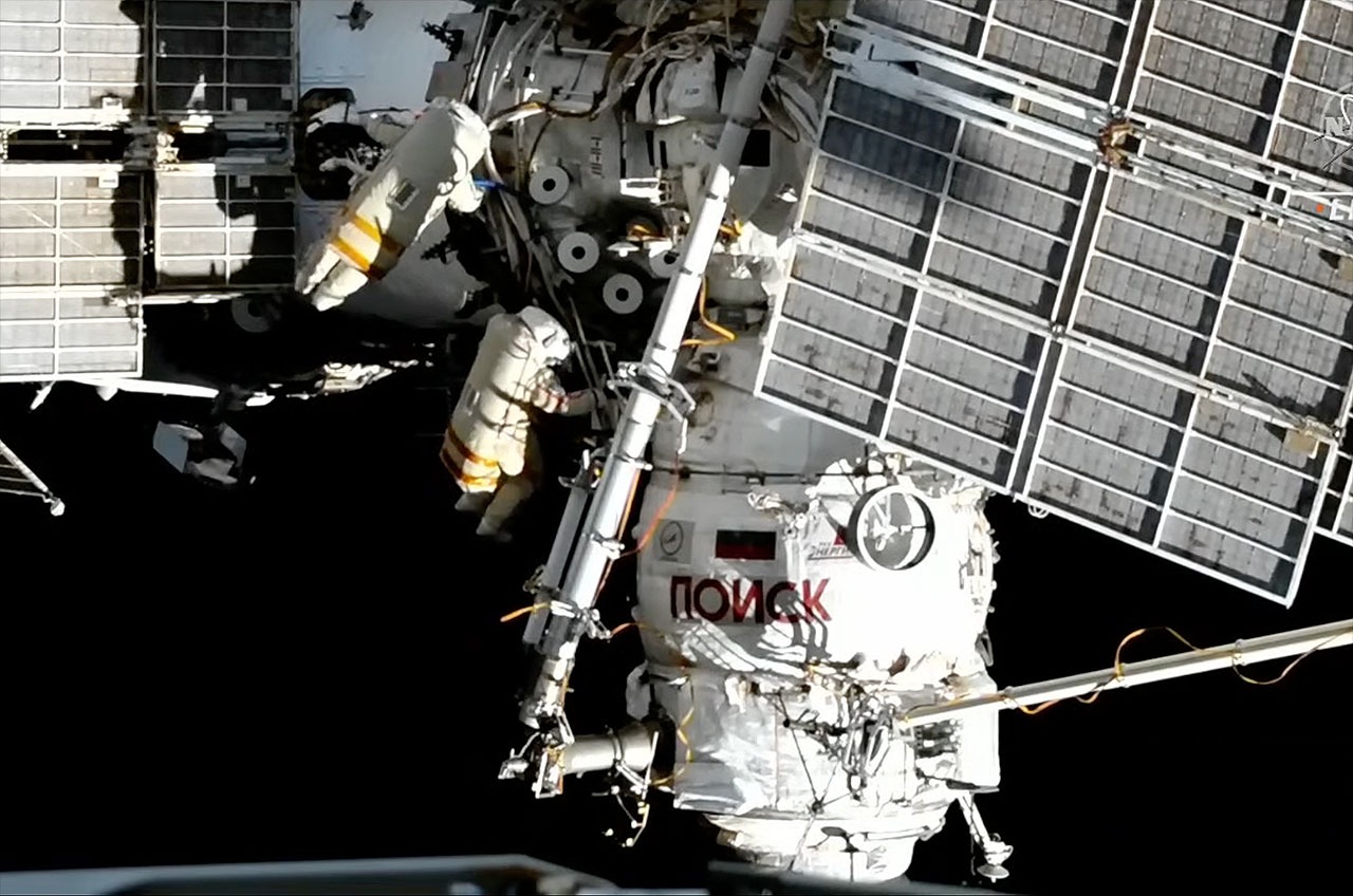 Космонавты выбросили за борт МКС лабораторное оборудование