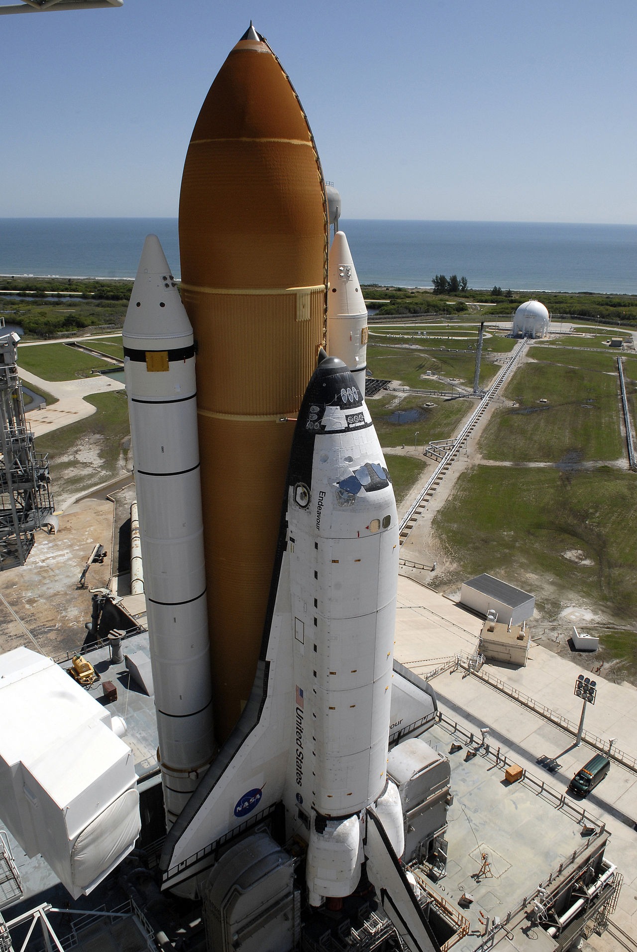 Space shuttle Endeavour giant fuel tank is installed in L.A. - Los Angeles  Times