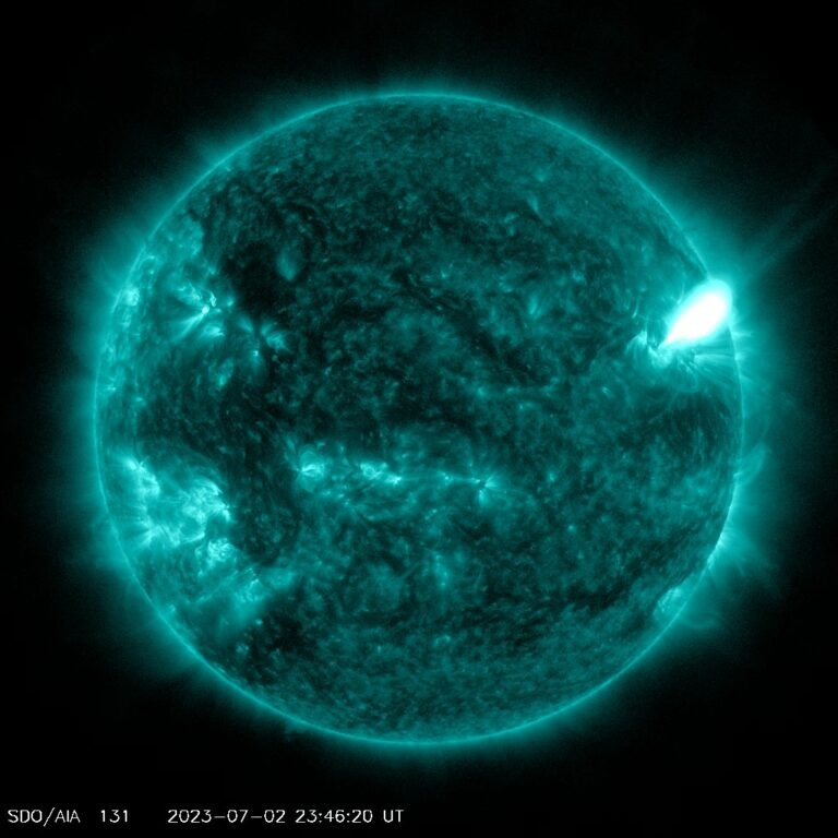 Обсерваторія сонячної динаміки NASA зробила це зображення сонячного спалаху 2 липня 2023 року