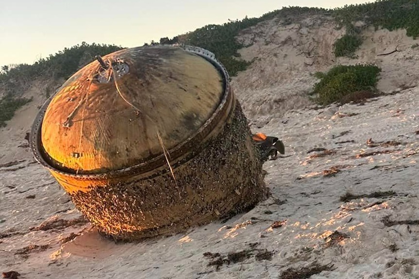 На берег Австралії викинуло загадковий уламок космічного сміття