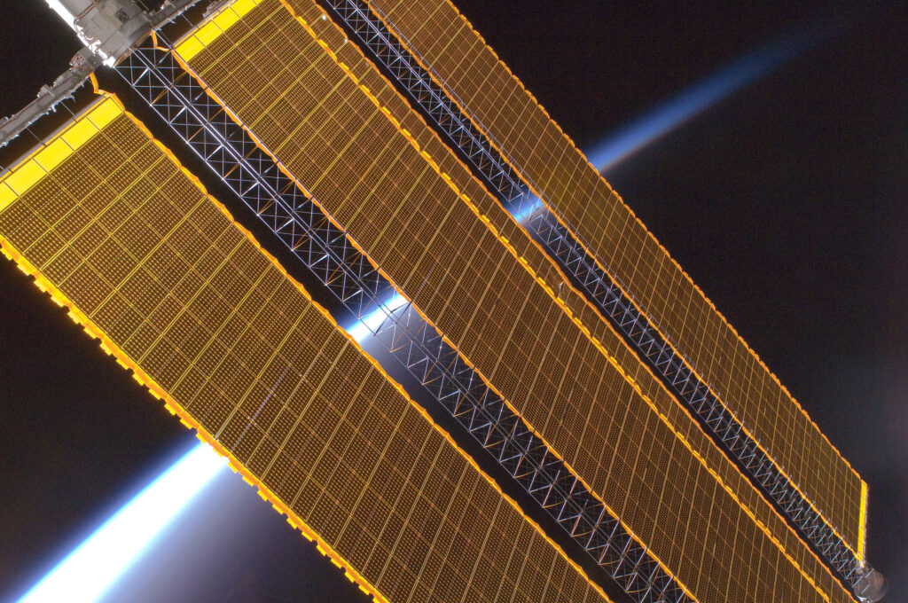 https://universemagazine.com/wp-content/uploads/2023/07/earth_horizon_and_international_space_station_solar_panel_array_expedition_17_crew_august_2008-scaled.jpg