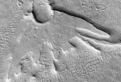Этот необычный с виду марсианский кратер образовался, когда что-то ударилось о поверхность планеты под острым углом