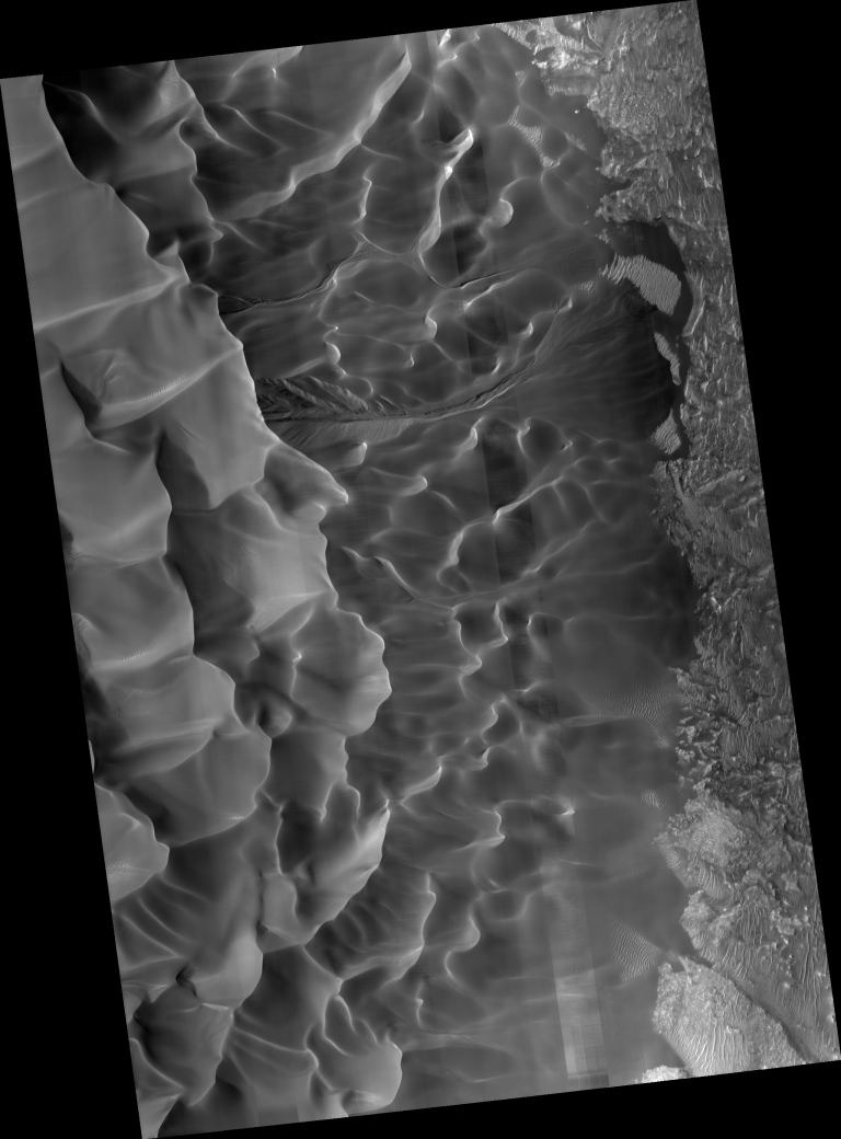 Це зображення кратера Матара демонструє звивисту елегантність його піщаних дюн