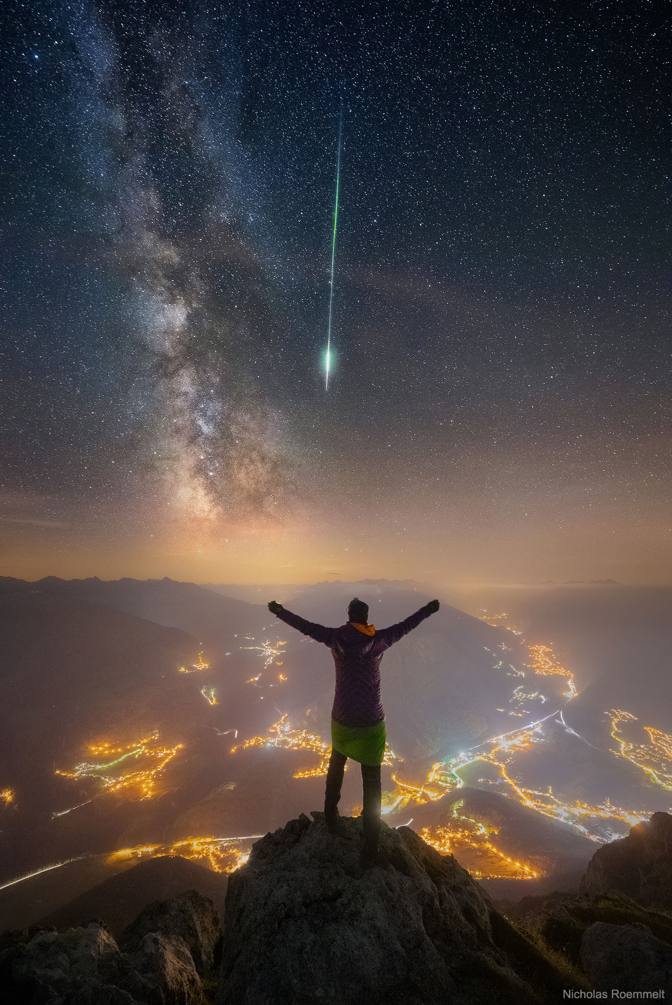 Фотограф снимает падающую звезду и галактику Млечный Путь, находясь на вершине альпийской горы Чиргант