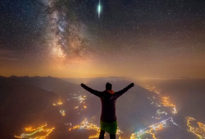 Фотограф знімає падаючу зірку та галактику Чумацький Шлях, перебуваючи на вершині альпійської гори Чіргант