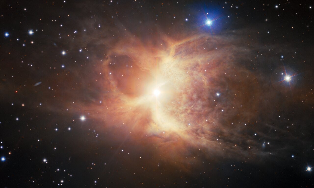 Пара майже симетричних петель пилу і газу знаменують передсмертну агонію давньої червоної зірки-гіганта