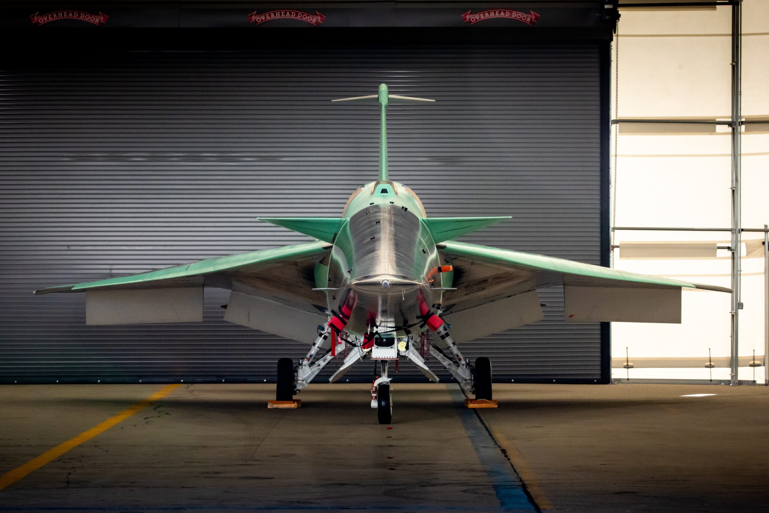X-59 під час підготовки інженерів до наземних і початкових льотних випробувань на заводі компанії Lockheed Martin