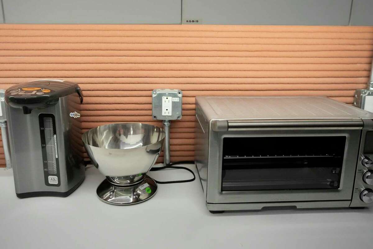 Дозатор гарячої води, вимірювальний прилад і підігрівач для їжі в кухонній зоні житла
