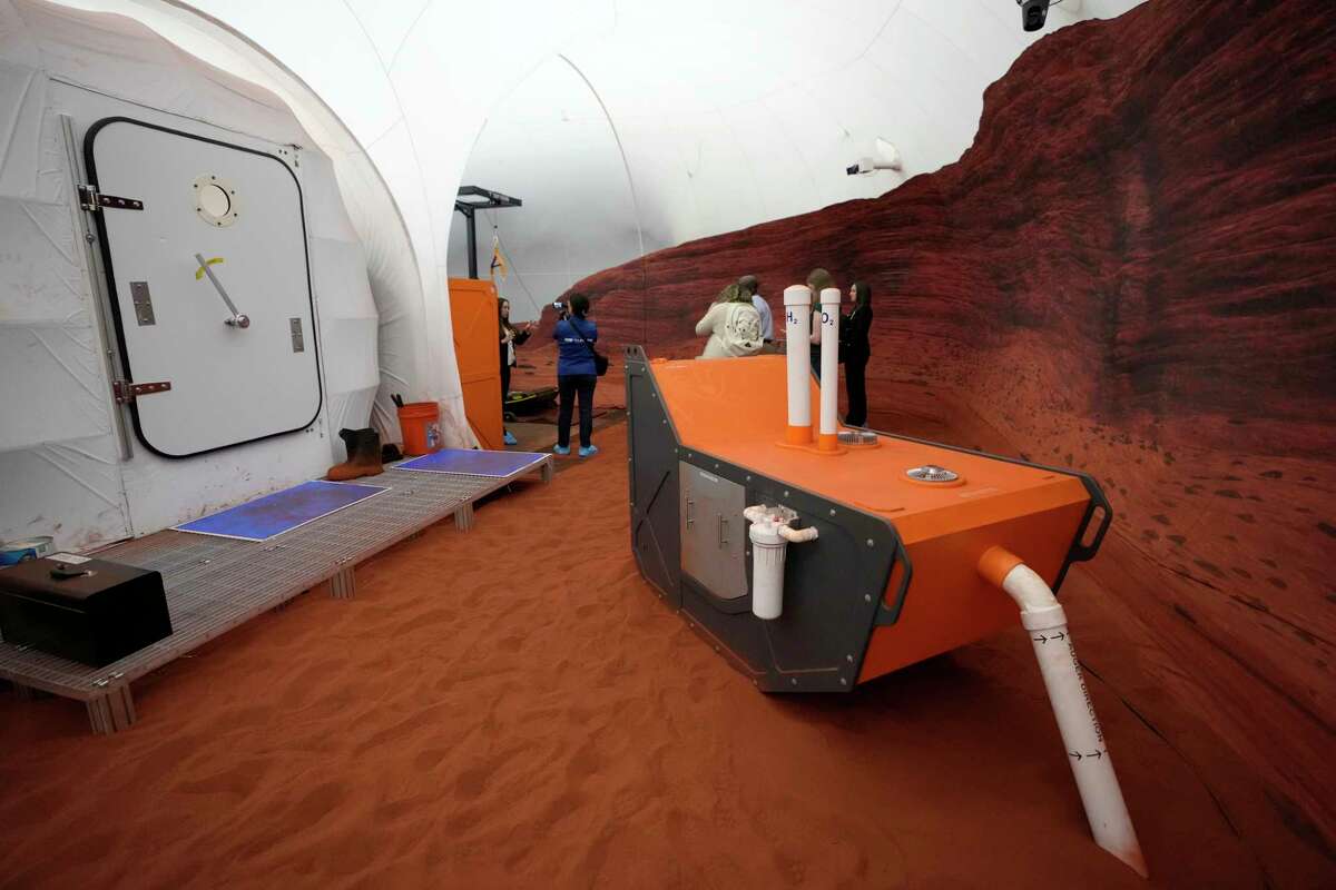 Это помещение симулирует собой поверхность Марса, куда участники эксперимента будут выходить для выращивания различных сельскохозяйственных культур