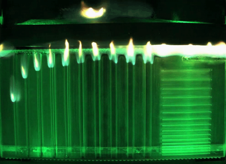 В эксперименте Saffire-V сжигается образец полиметилметакрилата, также известного как плексиглас