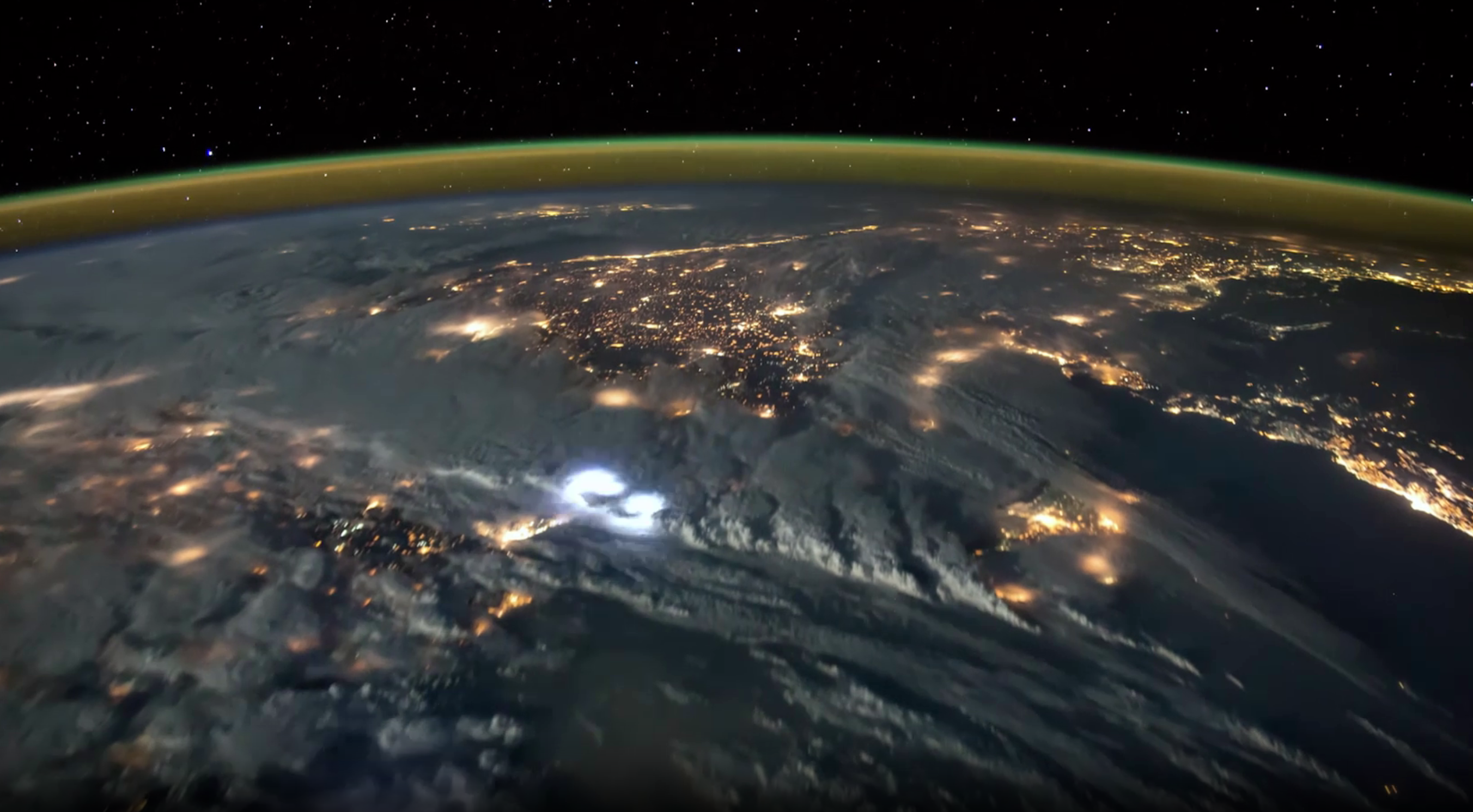 Спутник MTG показал впечатляющее видео ударов молний над Европой
